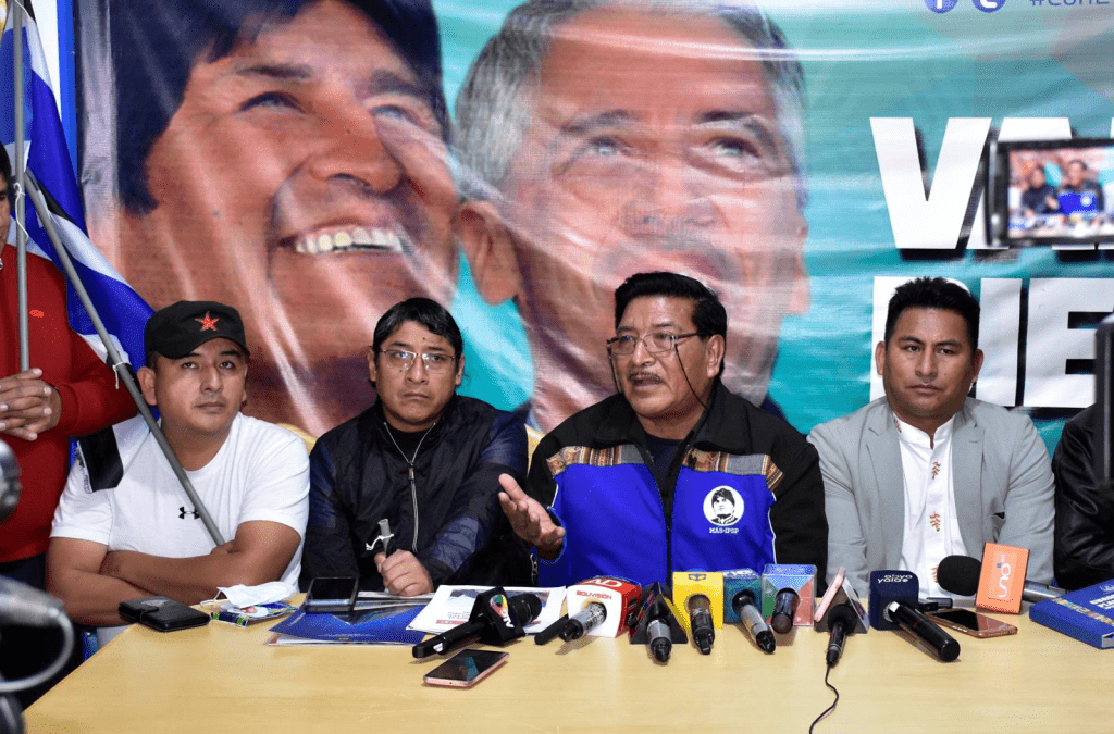 Gerardo García, vicepresidente del MAS, junto a otros dirigentes