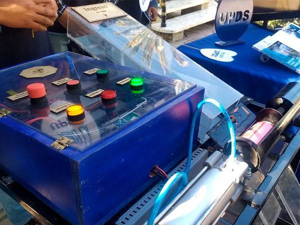 Maquina compactadora de latas