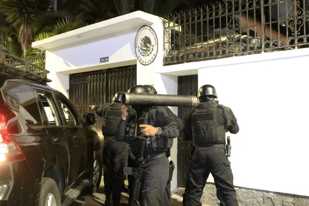 Policía ecuatoriana irrumpe en la Embajada de México