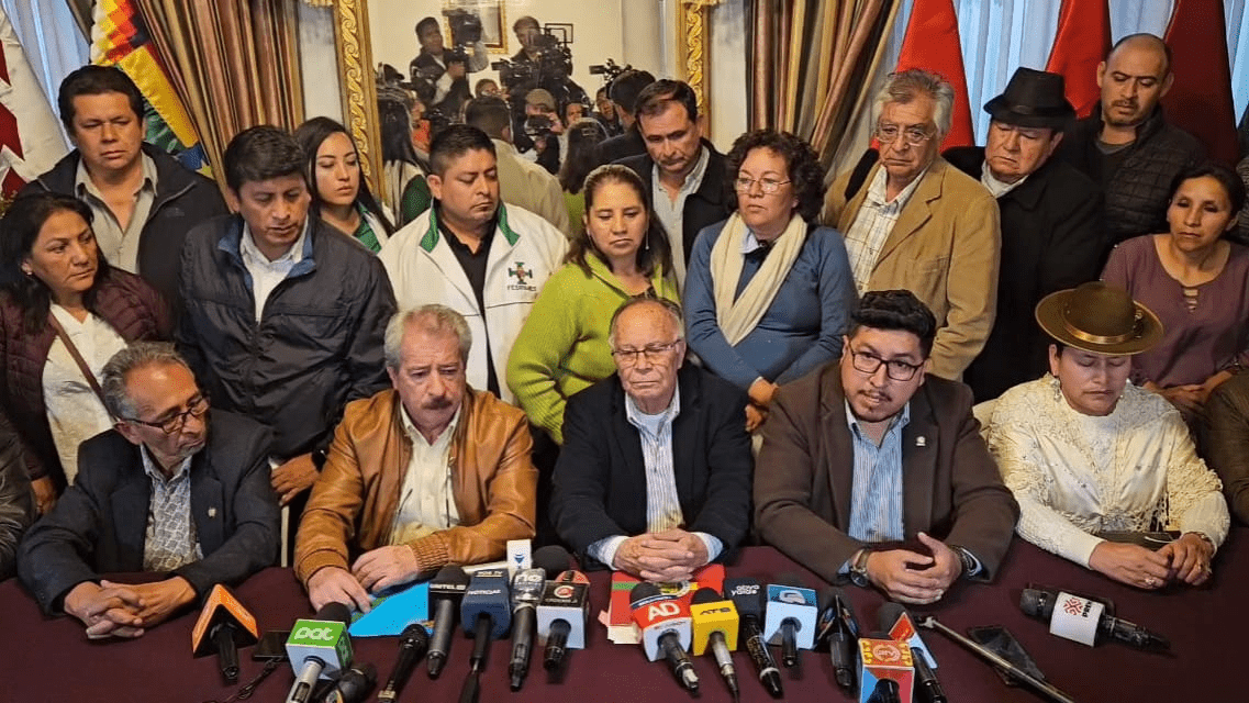 diputado Yujra y representantes de los sectores movilizados