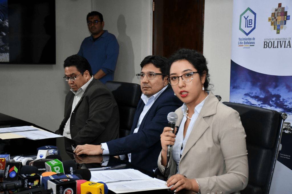 El procurador César Siles, el ministro Franklin Molina y la presidenta de la YLB, Karla Calderón.