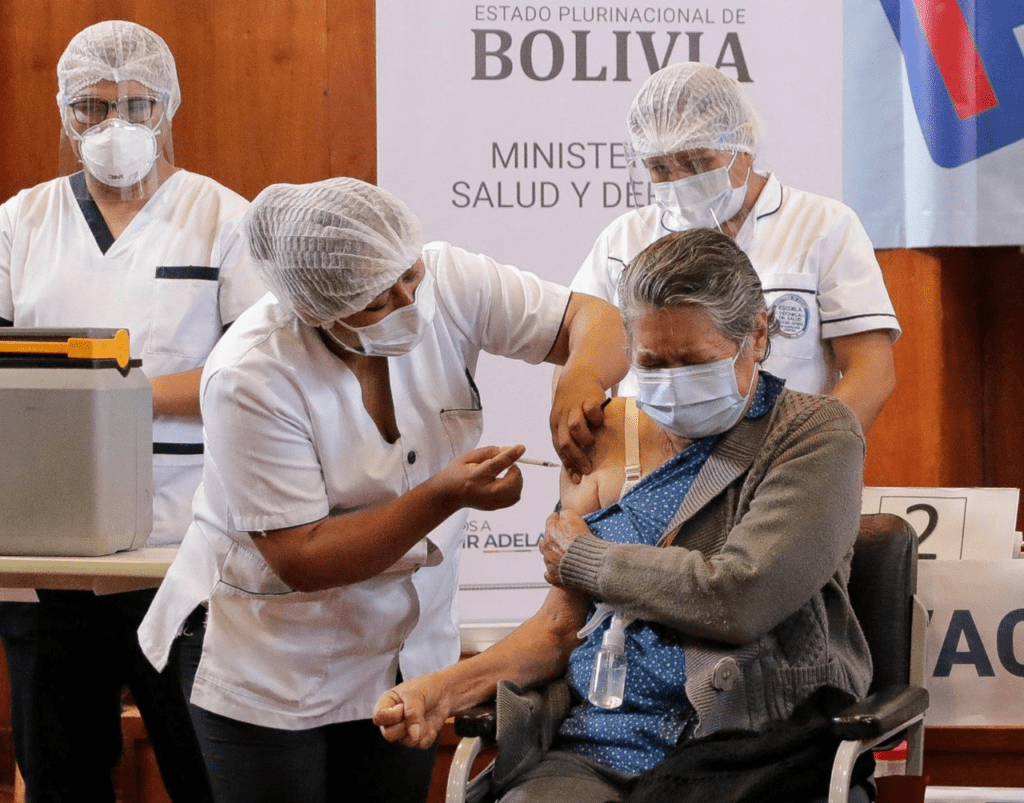 adultos mayores son parte del grupo prioritario a recibir las vacunas.
