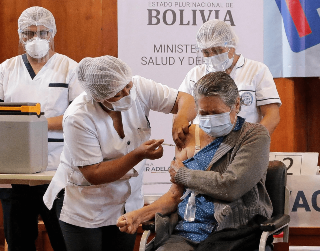 adultos mayores son parte del grupo prioritario a recibir las vacunas.