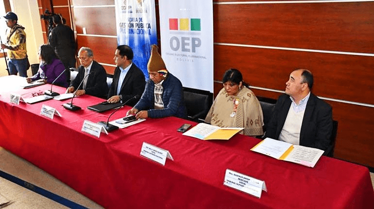 Los vocales del TSE en conferencia de prensa.