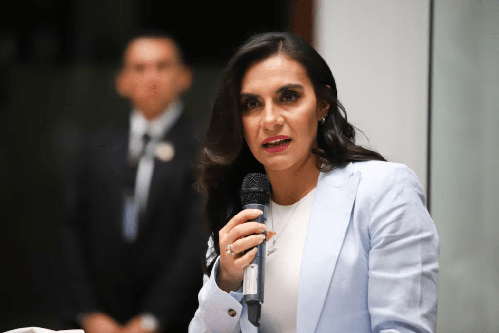 Verónica Abad, Ecuador